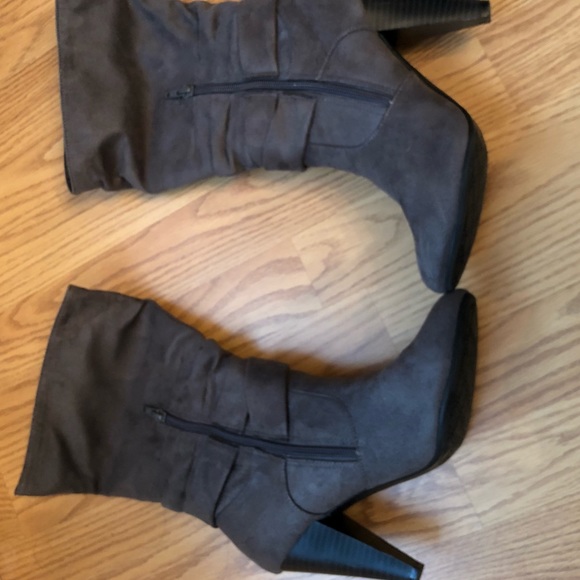 Apt. 9 Grey boots 7 - Picture 5 of 7